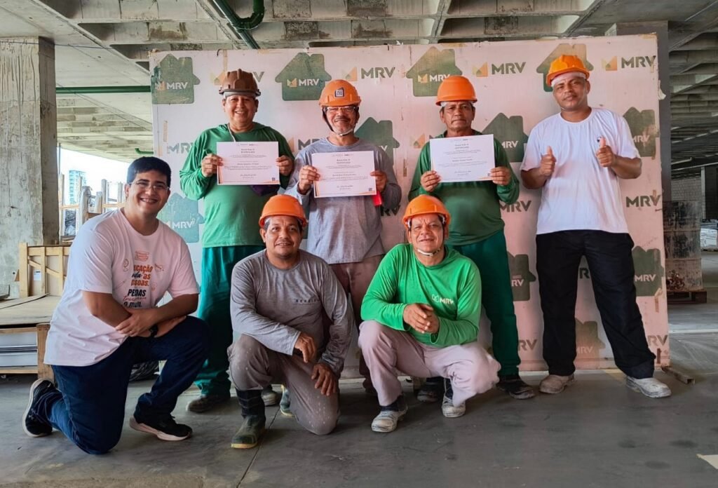 Programa Escola Nota 10 amplia acesso à educação entre trabalhadores da construção civil em Manaus